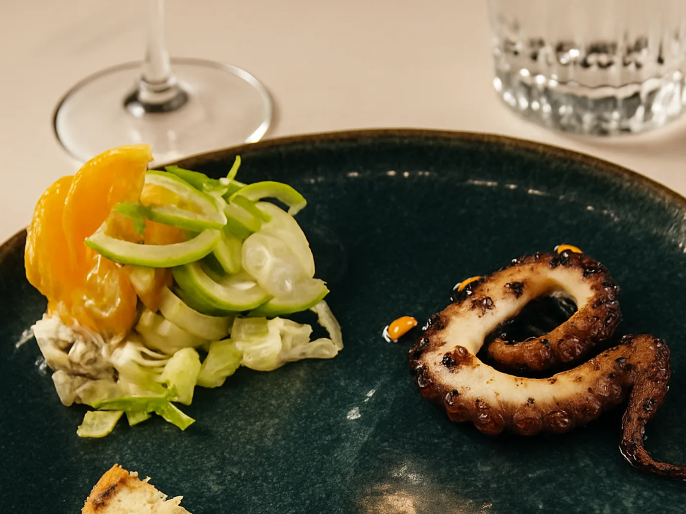 Antipasti di mare con polpo grigliato e bruschetta